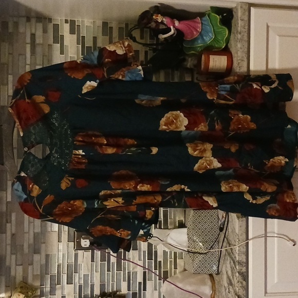 GREAT CONDITION DARK GREEN FLORAL MID DRESS W/HALF BELL SLEEVES BY UMGEE SZ SM - Picture 6 of 7